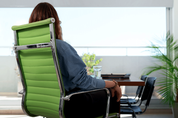 workspace con sedia ergonomica